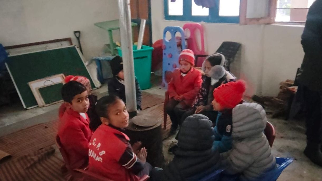 वरिष्ठ माध्यमिक पाठशाला खनाग में आग सेंकते बच्चे। संवाद वरिष्ठ माध्यमिक पाठशाला खनाग में आग सेंकते बच्चे। संवाद