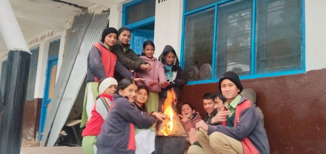 वरिष्ठ माध्यमिक पाठशाला खनाग में आग सेंकते बच्चे। संवाद वरिष्ठ माध्यमिक पाठशाला खनाग में आग सेंकते बच्चे। संवाद
