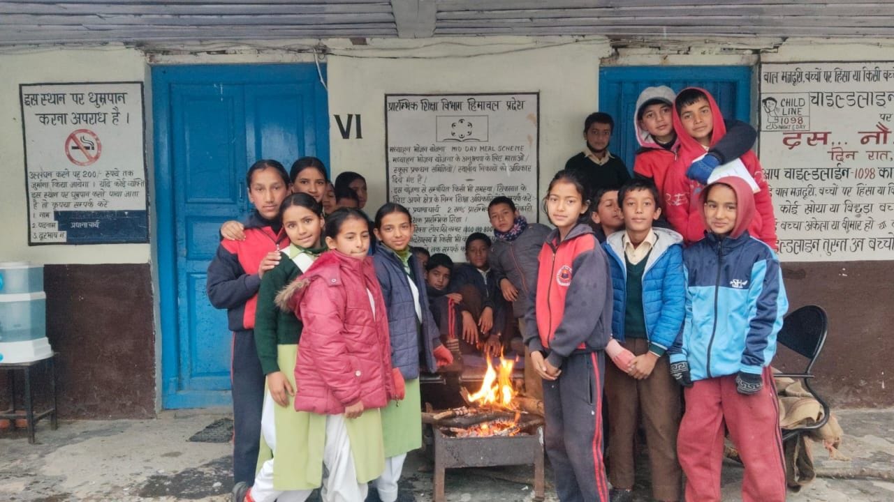 वरिष्ठ माध्यमिक पाठशाला खनाग में आग सेंकते बच्चे। संवाद वरिष्ठ माध्यमिक पाठशाला खनाग में आग सेंकते बच्चे। संवाद