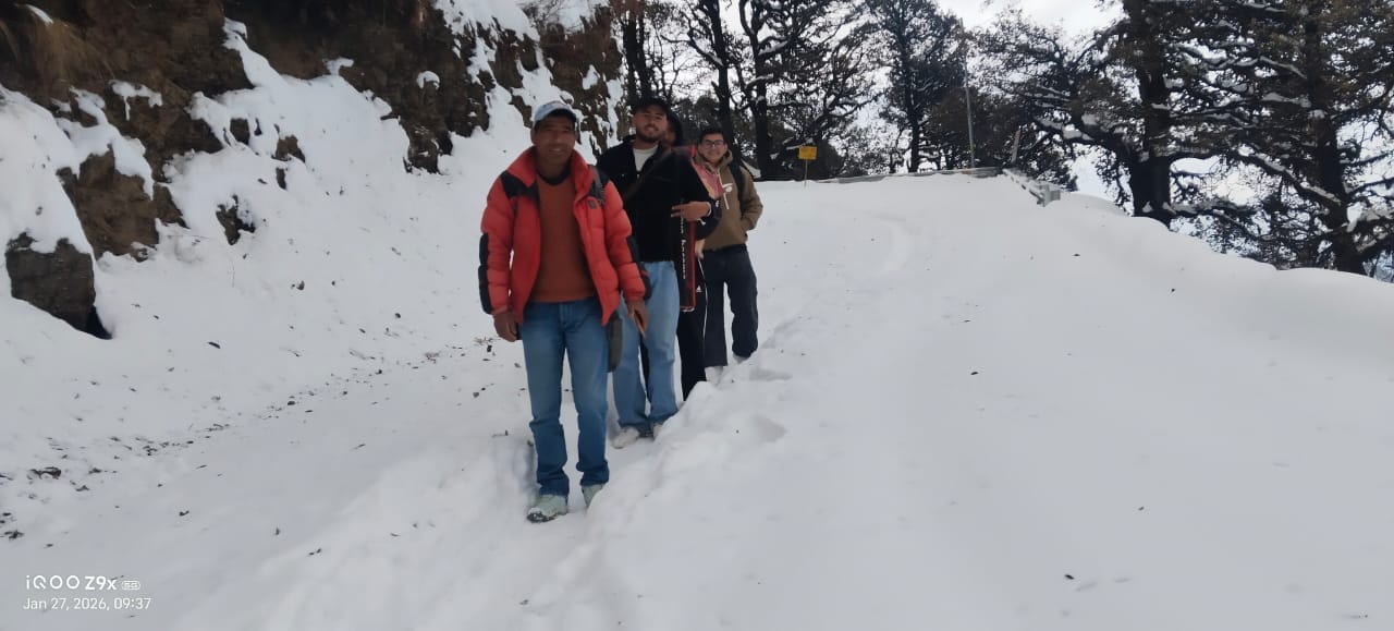 वरिष्ठ माध्यमिक पाठशाला खनाग में आग सेंकते बच्चे। संवाद वरिष्ठ माध्यमिक पाठशाला खनाग में आग सेंकते बच्चे। संवाद