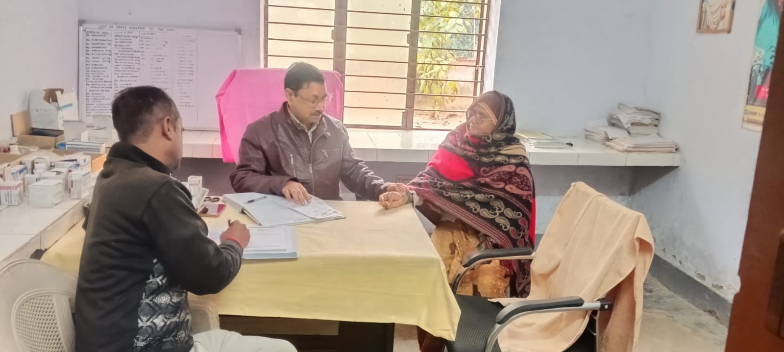 25-सुबह 10:17 बजे पीएचसी शांतिपुर में मरीज की खून जांच करते लैबकर्मी।-संवाद