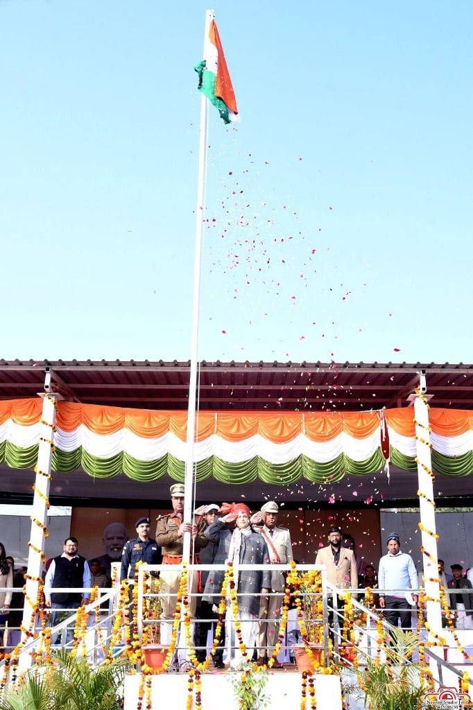 27जेएनडी23: डॉ. रमेश पांचाल को चिकित्सा के क्षेत्र में सराहनीय कार्य करने पर सम्मानित करते हुए 