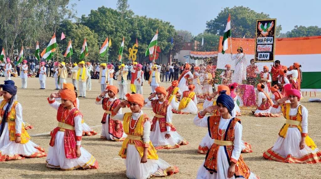 27जेएनडी23: डॉ. रमेश पांचाल को चिकित्सा के क्षेत्र में सराहनीय कार्य करने पर सम्मानित करते हुए 