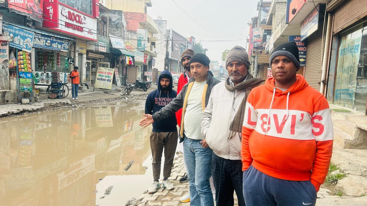 27jjrp36- लघु सचिवालय में अधिकारियों से मिलने जाते व्यापार मंडल के सदस्य। स्रोत-व्यापार मंडल