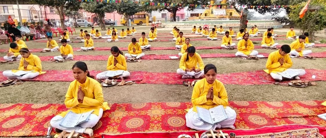 28जेएनडी29: पिंडारा गांव में आयोजित कार्यक्रम में अतिथियों को सम्मानित करते हुए प्राचार्य रजनी