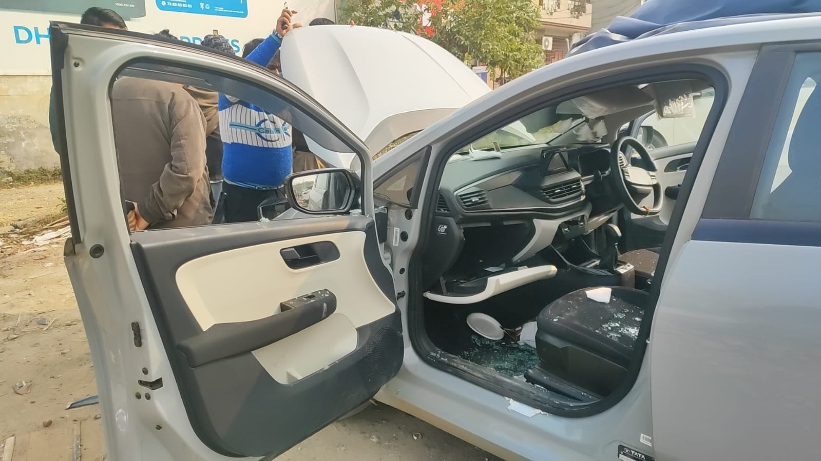 28...रोहतक में पुराना आईटीआई मैदान में देर रात कार के शीशे तोड़ डाले। मौके पर जांच करती पुलिस ट