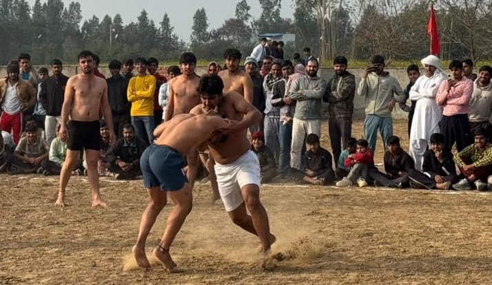 42...गांव बालंद में आयोजित खेल प्रतियोगिता के दौरान मटका दौड़ में भाग लेती महिलाएं। स्रोत : ग्र 42...गांव बालंद में आयोजित खेल प्रतियोगिता के दौरान मटका दौड़ में भाग लेती महिलाएं। स्रोत : ग्र
