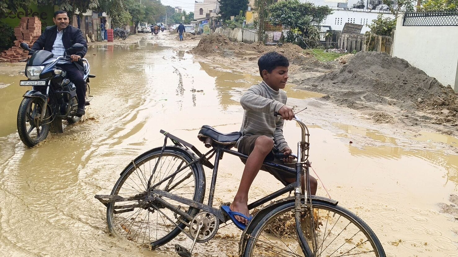 45-वजीरगंज में बारिश के बाद हुए जलभराव के बीच से होकर गुजरते वाहन।-संवाद