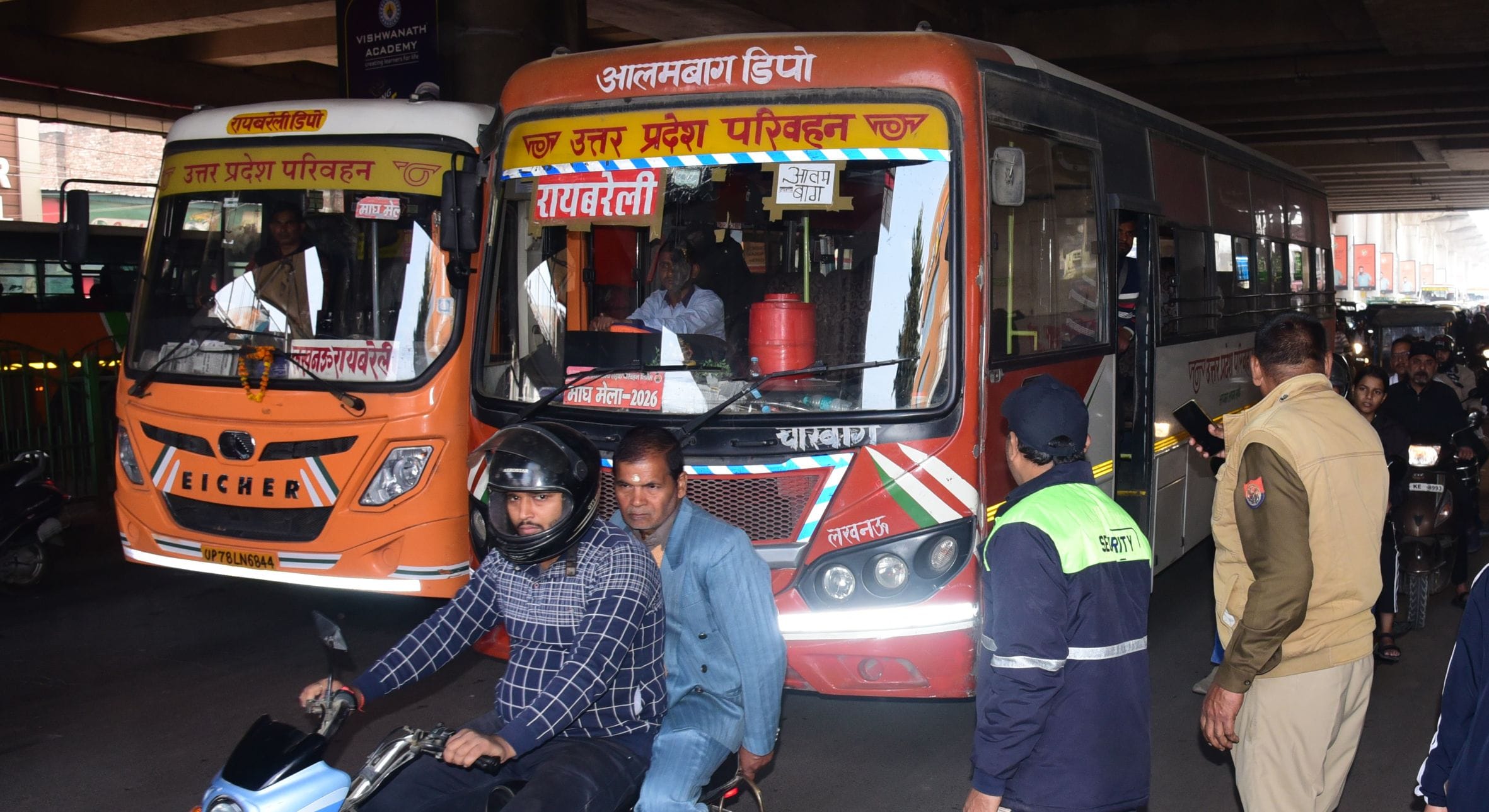 आलमबाग में लगा जाम।