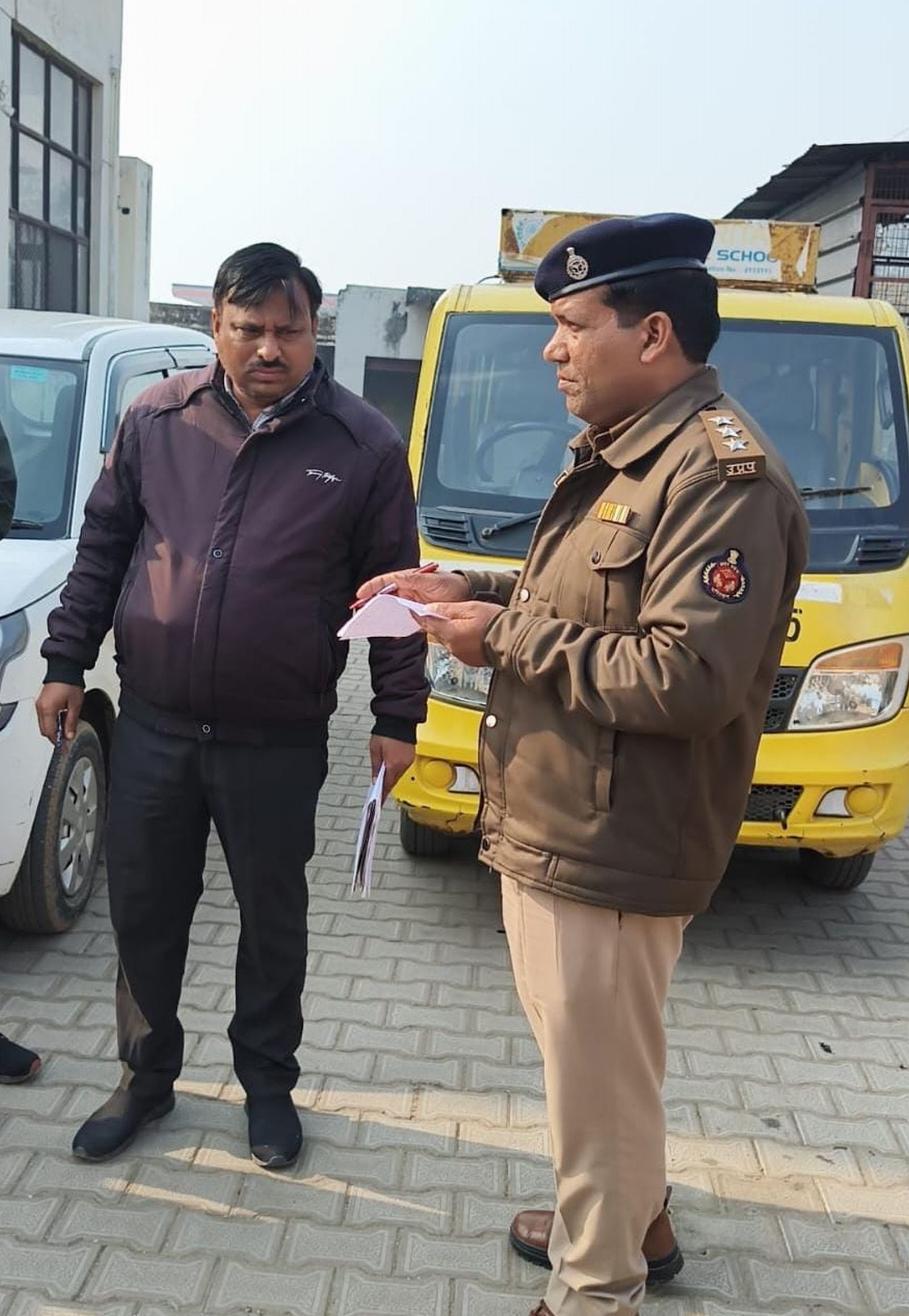 अनफिट स्कूल वाहन को चेक करते एआरटीओ हरिओम ।संवाद अनफिट स्कूल वाहन को चेक करते एआरटीओ हरिओम ।संवाद