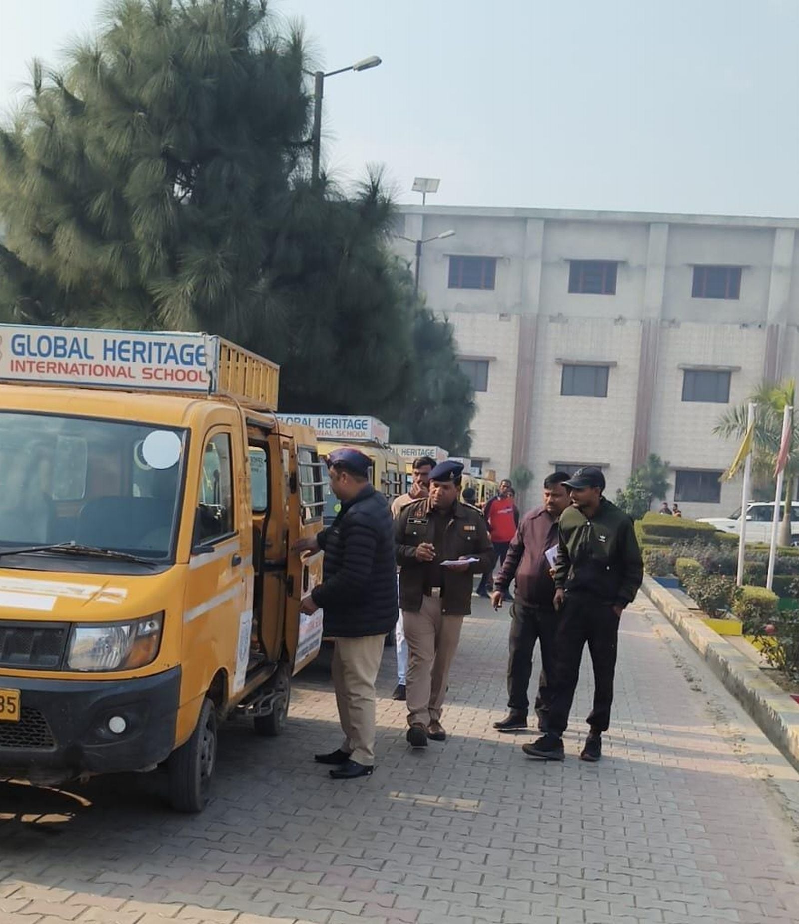 अनफिट स्कूल वाहन को चेक करते एआरटीओ हरिओम ।संवाद अनफिट स्कूल वाहन को चेक करते एआरटीओ हरिओम ।संवाद