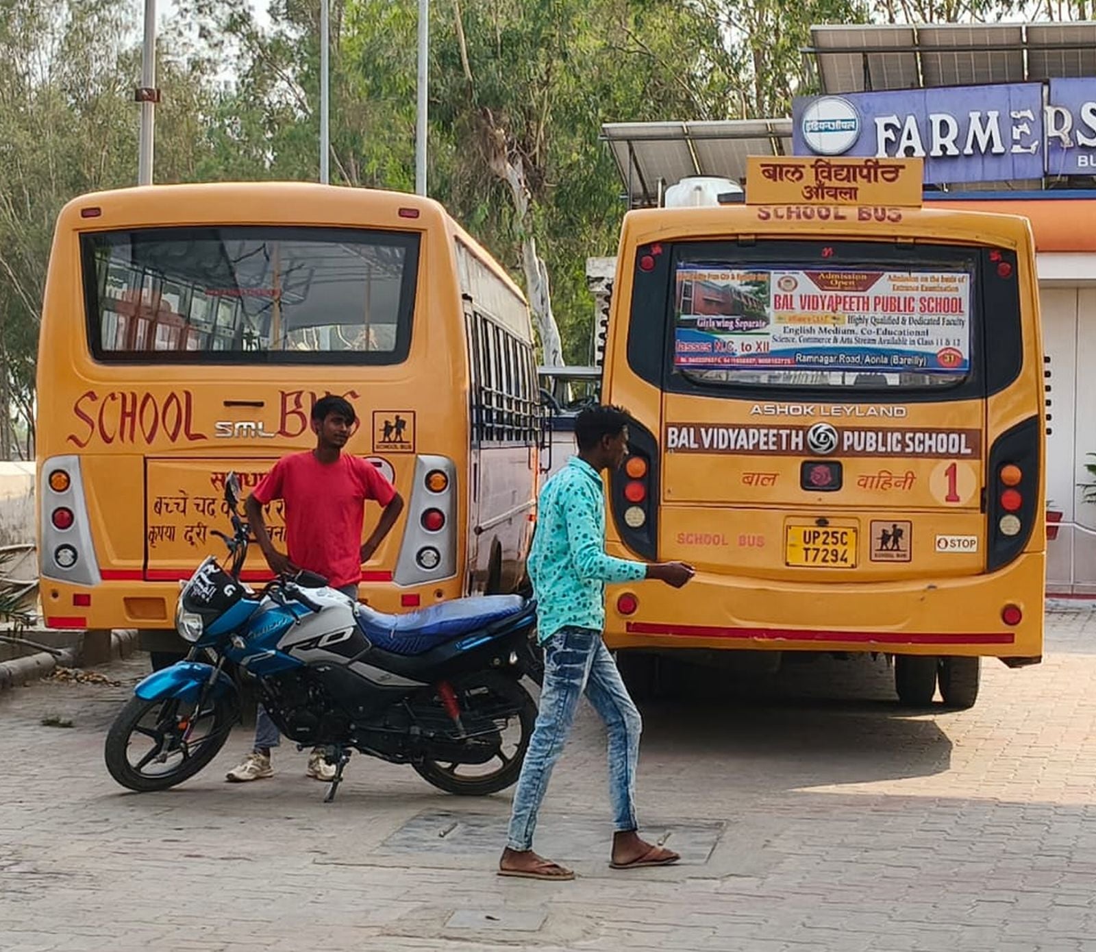 अनफिट स्कूल वाहन को चेक करते एआरटीओ हरिओम ।संवाद अनफिट स्कूल वाहन को चेक करते एआरटीओ हरिओम ।संवाद