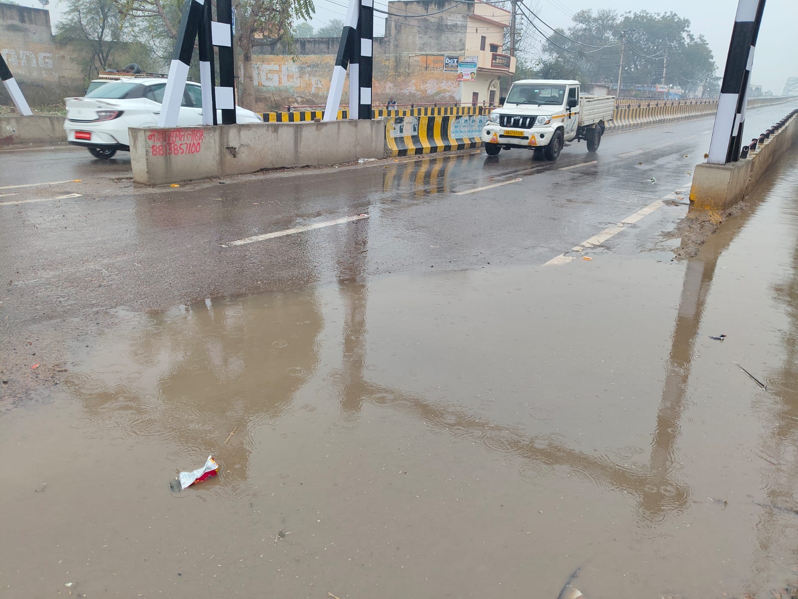 अनाज मंडी में बारिश की वजह से हुआ जलभराव। संवाद