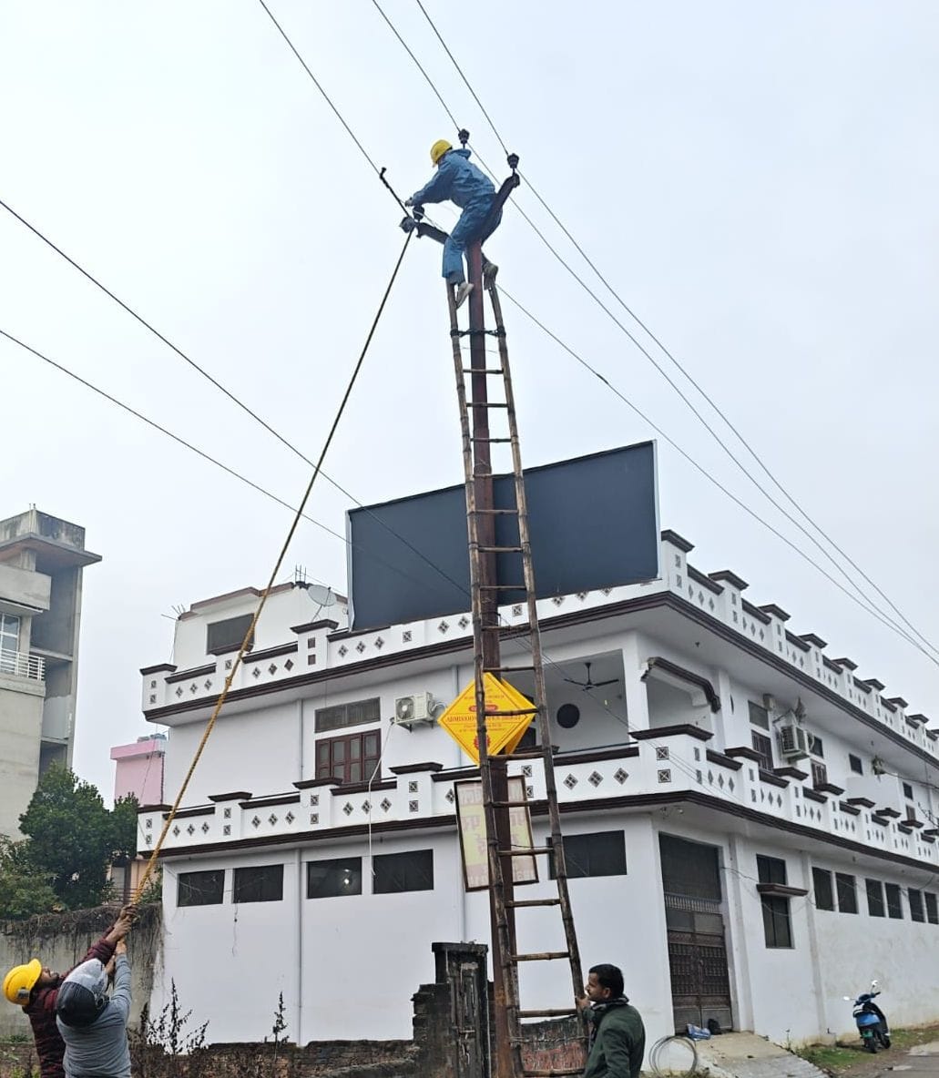 बिजली तार जोड़ते हुए कर्मी। स्रोत कर्मी बिजली तार जोड़ते हुए कर्मी। स्रोत कर्मी