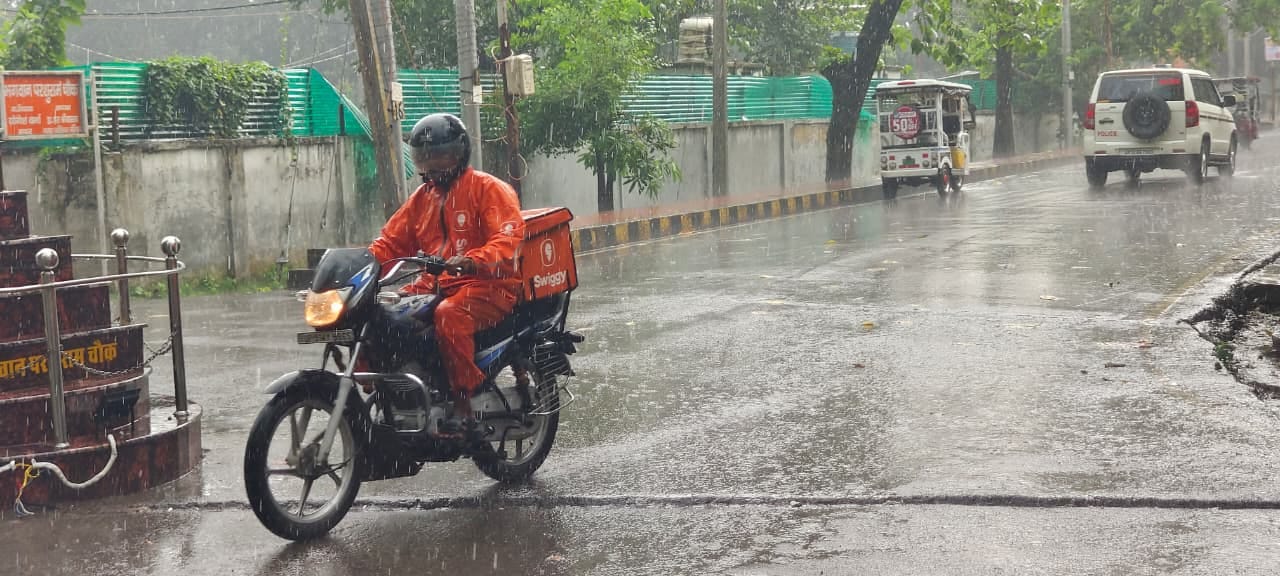 बिजली तार जोड़ते हुए कर्मी। स्रोत कर्मी बिजली तार जोड़ते हुए कर्मी। स्रोत कर्मी