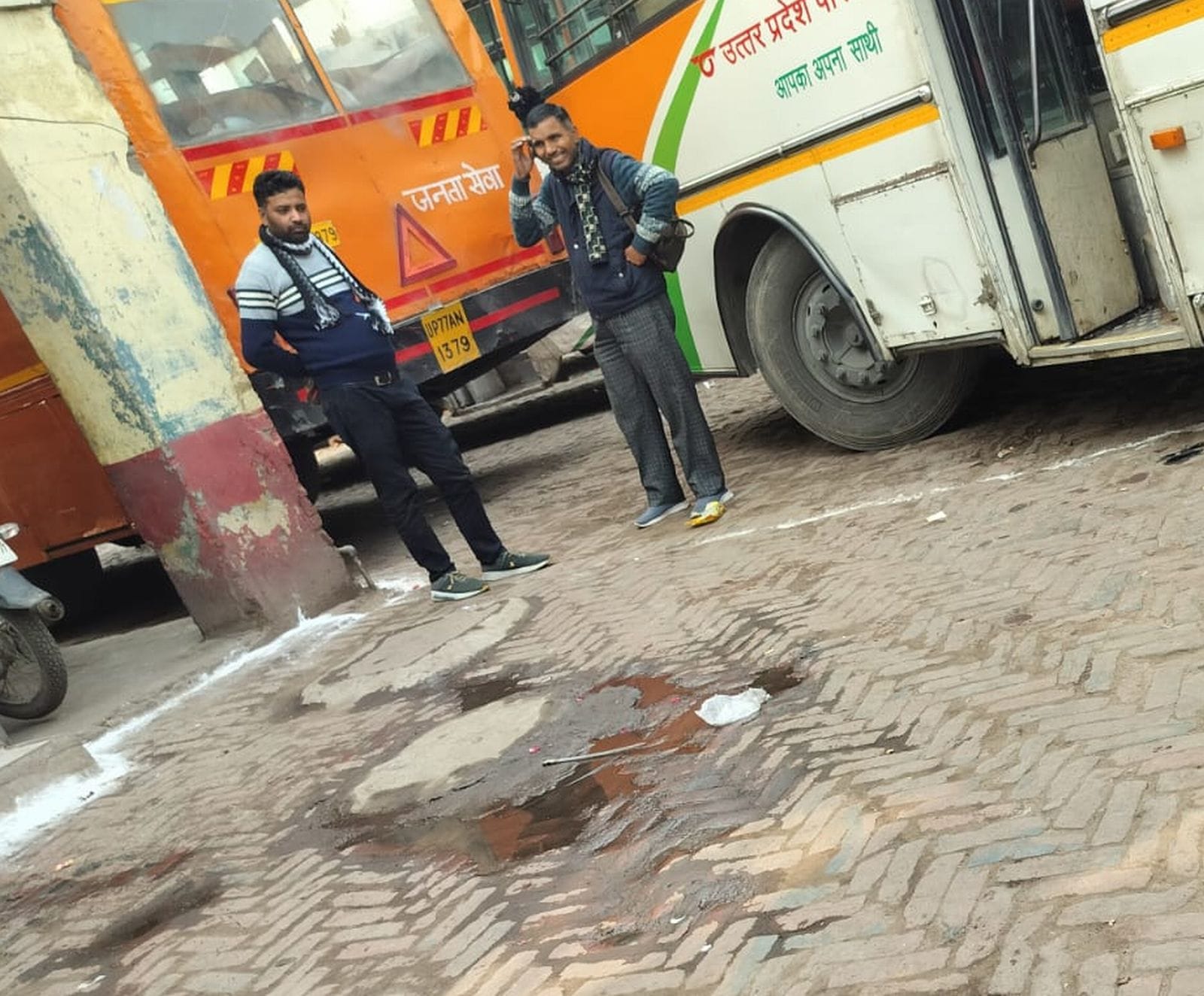 बिना वर्दी के ही डयूटी को जाता परचचालक। संवाद बिना वर्दी के ही डयूटी को जाता परचचालक। संवाद