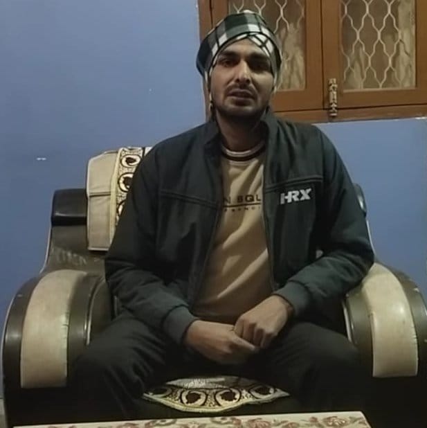 बड़ौत की चौधरान पट्टी में थाली बजाकर यूजीसी का विरोध करते आदित्य भारद्वाज और उनके परिजन। स्रोत बड़ौत की चौधरान पट्टी में थाली बजाकर यूजीसी का विरोध करते आदित्य भारद्वाज और उनके परिजन। स्रोत