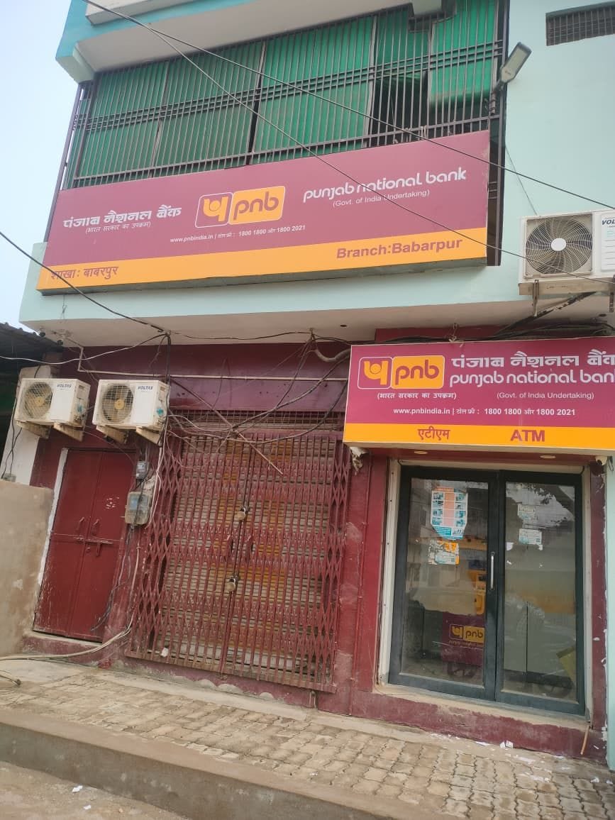 फोटो-23- कानपुर रोड स्थित केनरा बैंक के बाहर हड़ताल करते बैंक कर्मी। संवाद