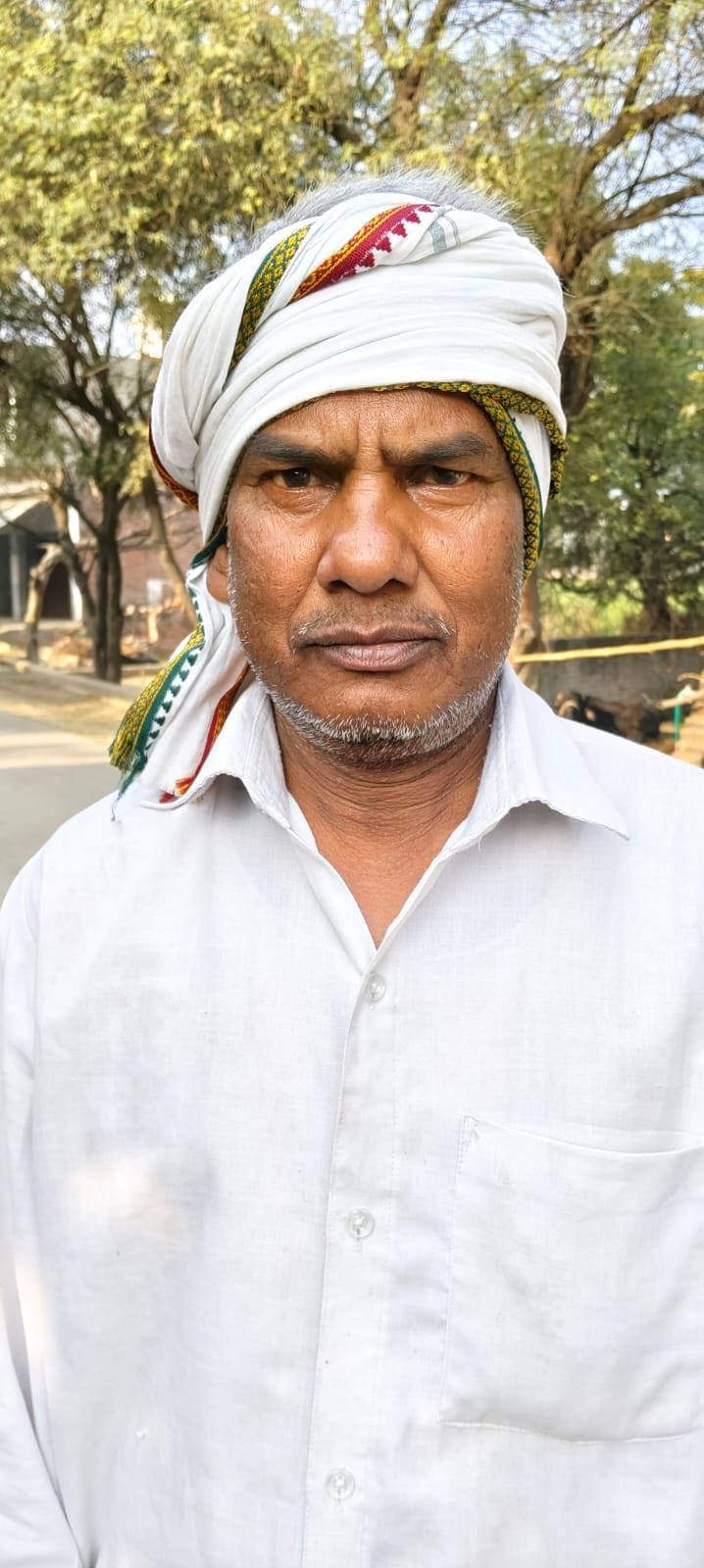 फोटो-23- कानपुर रोड स्थित केनरा बैंक के बाहर हड़ताल करते बैंक कर्मी। संवाद