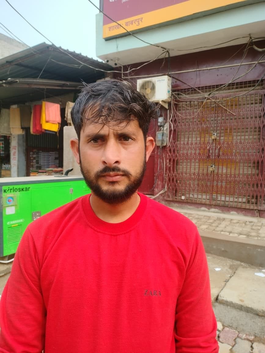 फोटो-23- कानपुर रोड स्थित केनरा बैंक के बाहर हड़ताल करते बैंक कर्मी। संवाद