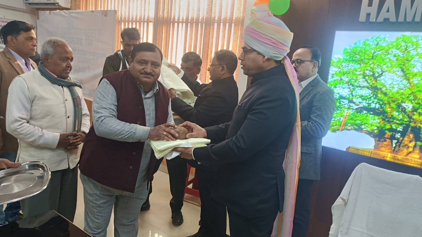 फोटो 27 एचएएमपी 15- शहर के पुलिस परेड मैदान में राष्ट्रीय ध्वज फहराते डीएम व एसपी। संवाद फोटो 27 एचएएमपी 15- शहर के पुलिस परेड मैदान में राष्ट्रीय ध्वज फहराते डीएम व एसपी। संवाद