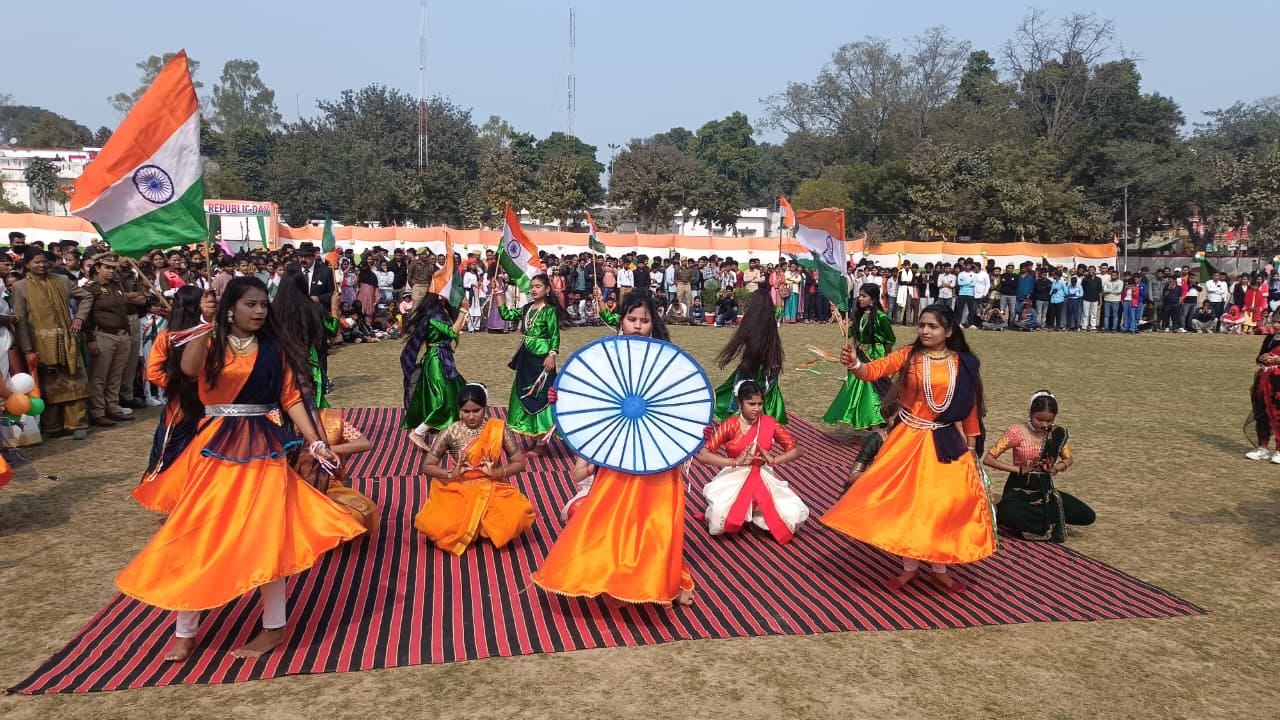 फोटो 27 एचएएमपी 15- शहर के पुलिस परेड मैदान में राष्ट्रीय ध्वज फहराते डीएम व एसपी। संवाद फोटो 27 एचएएमपी 15- शहर के पुलिस परेड मैदान में राष्ट्रीय ध्वज फहराते डीएम व एसपी। संवाद