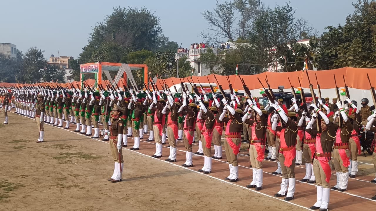 फोटो 27 एचएएमपी 15- शहर के पुलिस परेड मैदान में राष्ट्रीय ध्वज फहराते डीएम व एसपी। संवाद फोटो 27 एचएएमपी 15- शहर के पुलिस परेड मैदान में राष्ट्रीय ध्वज फहराते डीएम व एसपी। संवाद