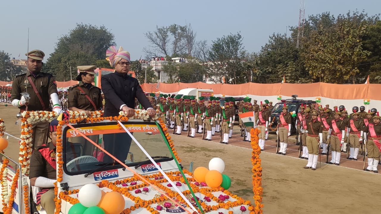 फोटो 27 एचएएमपी 15- शहर के पुलिस परेड मैदान में राष्ट्रीय ध्वज फहराते डीएम व एसपी। संवाद फोटो 27 एचएएमपी 15- शहर के पुलिस परेड मैदान में राष्ट्रीय ध्वज फहराते डीएम व एसपी। संवाद