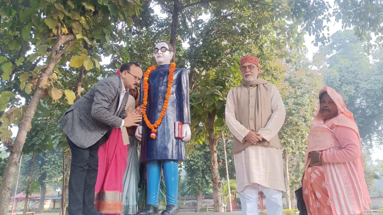 फोटो 27 एचएएमपी 15- शहर के पुलिस परेड मैदान में राष्ट्रीय ध्वज फहराते डीएम व एसपी। संवाद फोटो 27 एचएएमपी 15- शहर के पुलिस परेड मैदान में राष्ट्रीय ध्वज फहराते डीएम व एसपी। संवाद