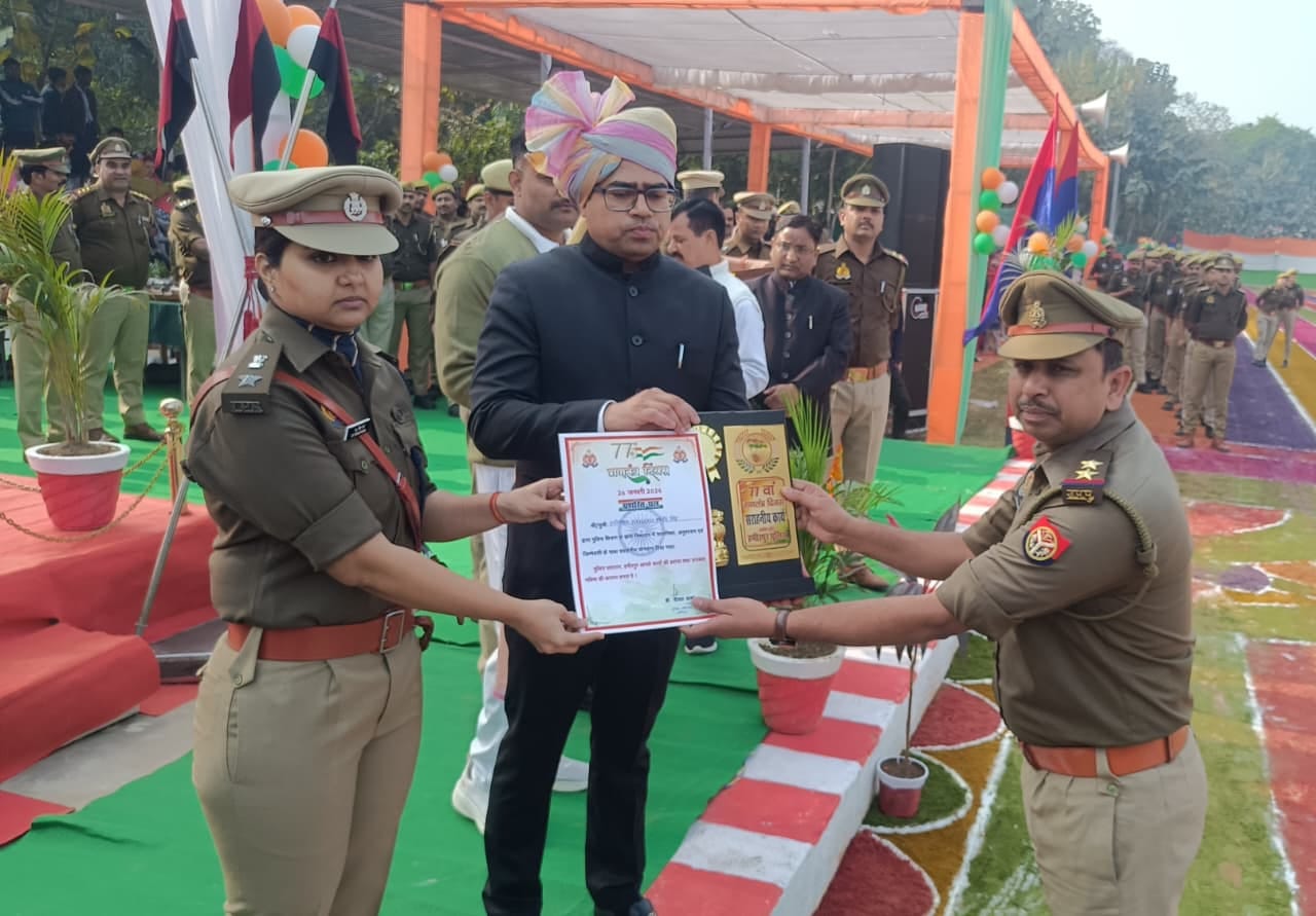 फोटो 27 एचएएमपी 15- शहर के पुलिस परेड मैदान में राष्ट्रीय ध्वज फहराते डीएम व एसपी। संवाद फोटो 27 एचएएमपी 15- शहर के पुलिस परेड मैदान में राष्ट्रीय ध्वज फहराते डीएम व एसपी। संवाद