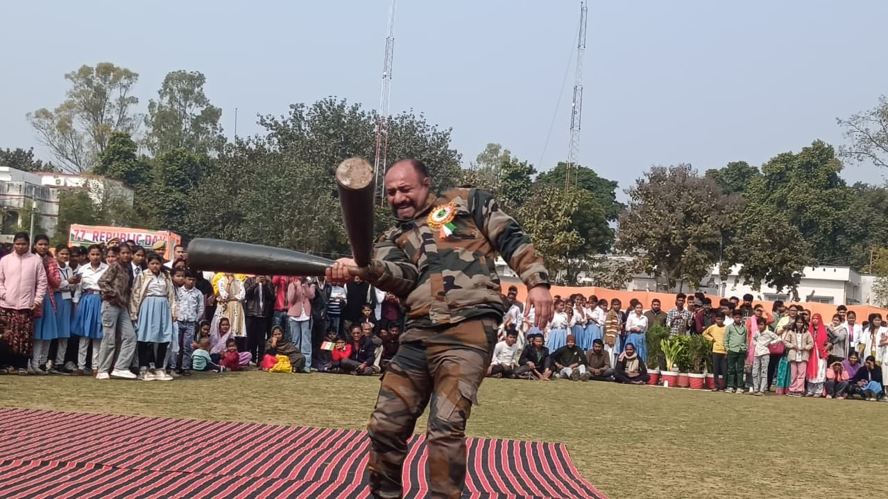 फोटो 27 एचएएमपी 15- शहर के पुलिस परेड मैदान में राष्ट्रीय ध्वज फहराते डीएम व एसपी। संवाद फोटो 27 एचएएमपी 15- शहर के पुलिस परेड मैदान में राष्ट्रीय ध्वज फहराते डीएम व एसपी। संवाद