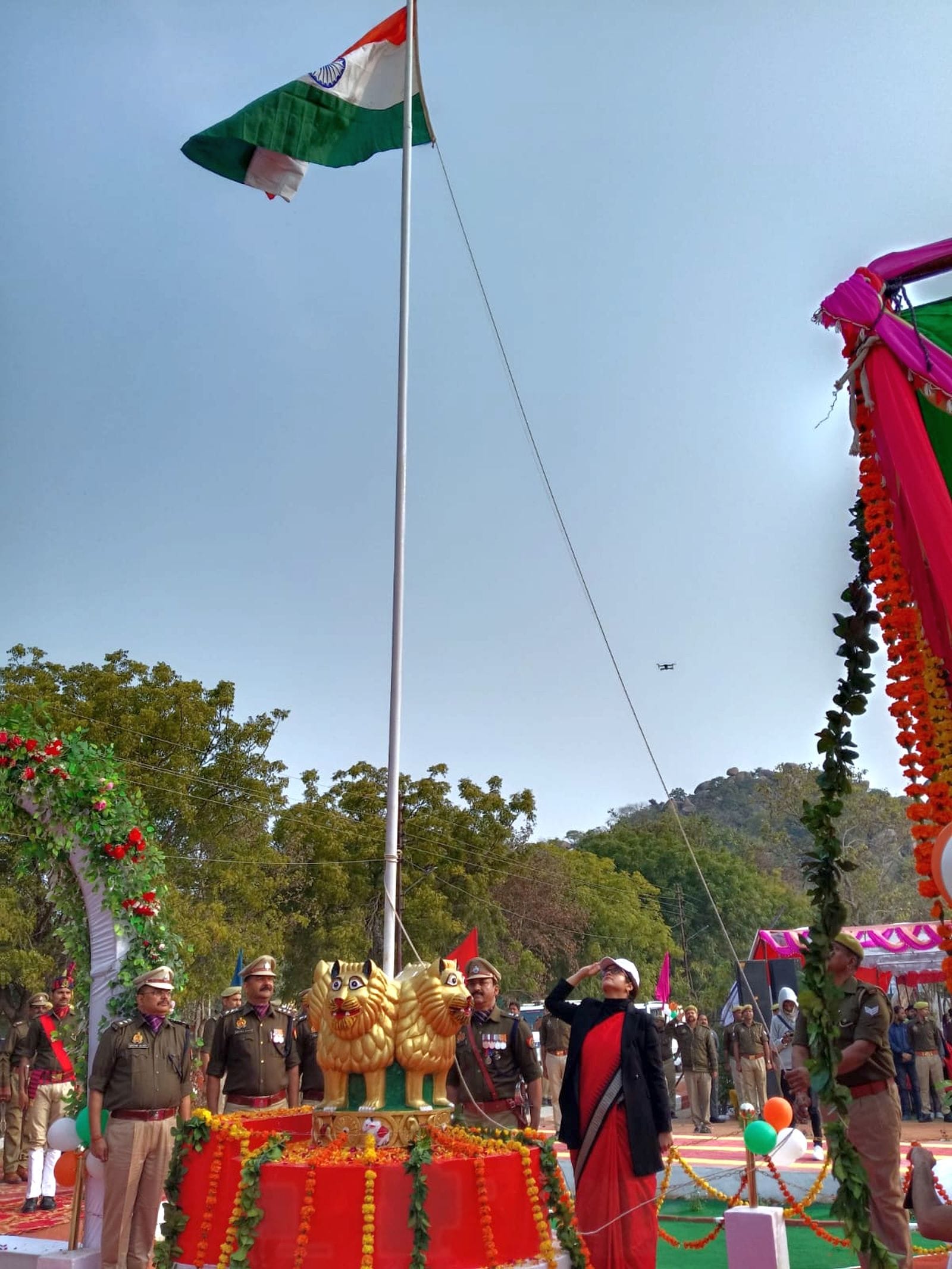 फोटो 27 एमएएचपी 10 परिचय-पुलिस लाइन में ऑपरेशन सिंदूर पर ये तो कश्मीर है गीत पर प्रस्तुति देते फोटो 27 एमएएचपी 10 परिचय-पुलिस लाइन में ऑपरेशन सिंदूर पर ये तो कश्मीर है गीत पर प्रस्तुति देते