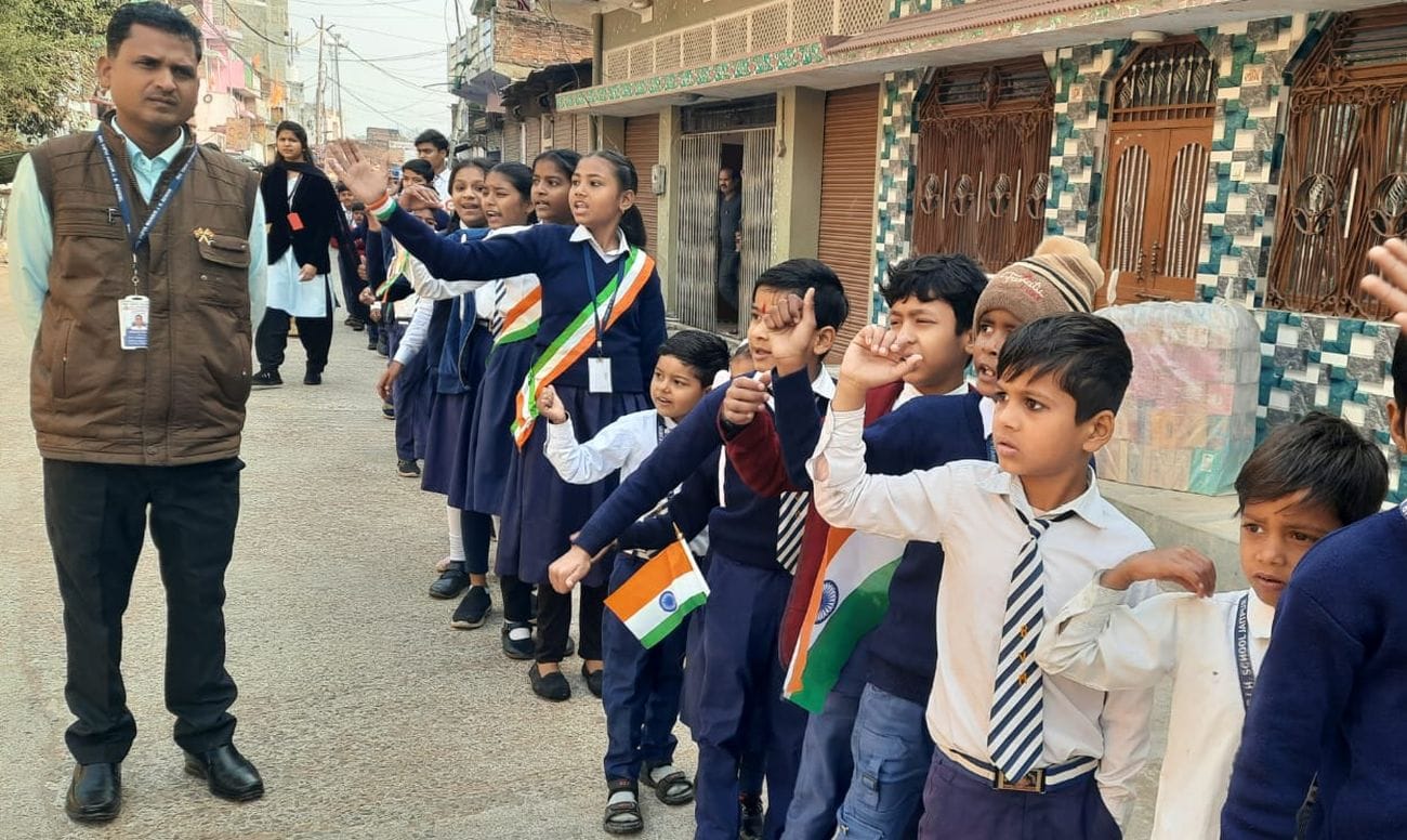 फोटो 27 एमएएचपी 10 परिचय-पुलिस लाइन में ऑपरेशन सिंदूर पर ये तो कश्मीर है गीत पर प्रस्तुति देते फोटो 27 एमएएचपी 10 परिचय-पुलिस लाइन में ऑपरेशन सिंदूर पर ये तो कश्मीर है गीत पर प्रस्तुति देते