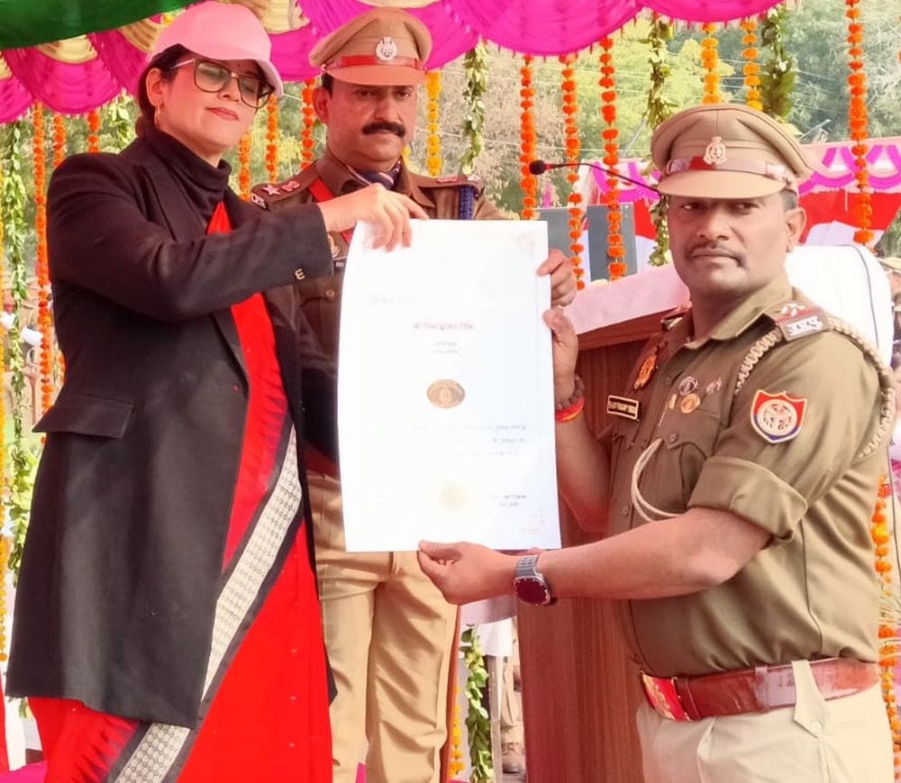 फोटो 27 एमएएचपी 10 परिचय-पुलिस लाइन में ऑपरेशन सिंदूर पर ये तो कश्मीर है गीत पर प्रस्तुति देते फोटो 27 एमएएचपी 10 परिचय-पुलिस लाइन में ऑपरेशन सिंदूर पर ये तो कश्मीर है गीत पर प्रस्तुति देते