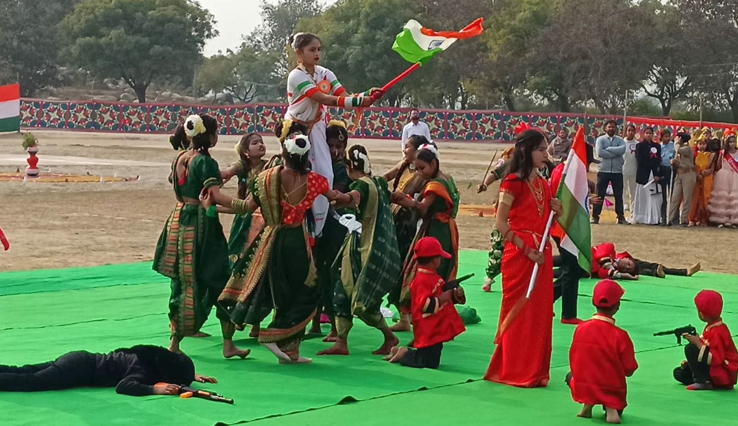 फोटो 27 एमएएचपी 10 परिचय-पुलिस लाइन में ऑपरेशन सिंदूर पर ये तो कश्मीर है गीत पर प्रस्तुति देते फोटो 27 एमएएचपी 10 परिचय-पुलिस लाइन में ऑपरेशन सिंदूर पर ये तो कश्मीर है गीत पर प्रस्तुति देते