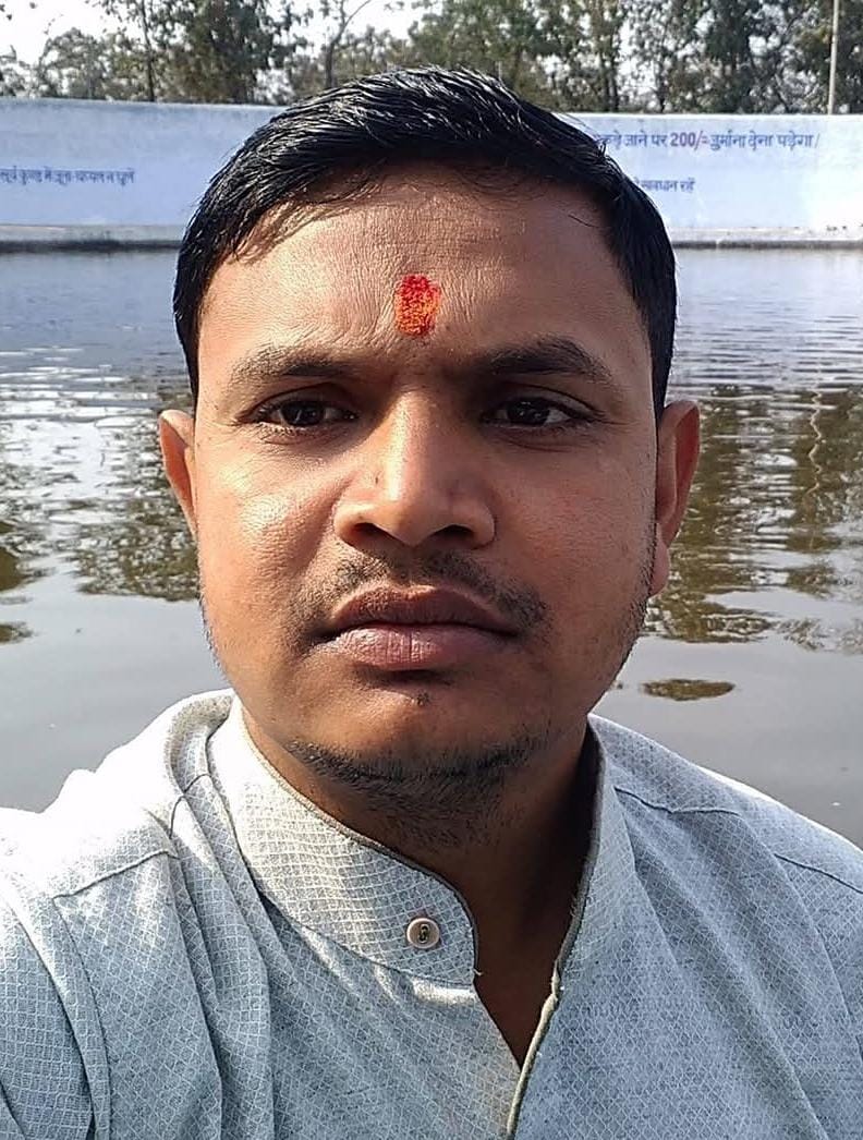 फोटो-3-भटा रोड पर लीकेज के चलते हुआ गहरा गड्ढा।संवाद