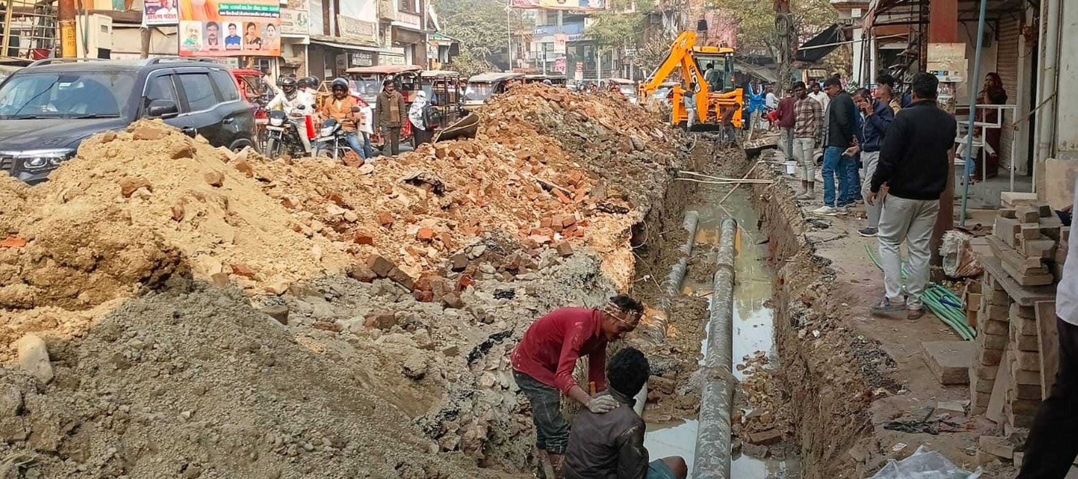 फोटो-52-सोमवार की दोपहर अशोक नगर के पास जाम में फंसा मंत्री का काफिला, शामिल अधिकारियों के वाहन