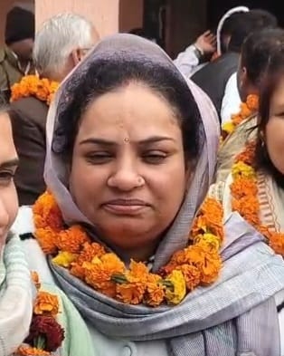 फोटो-57: बहादुरगढ़ के बीडीपीओ कार्यालय में चेयरपर्सन रचिता जून की विजयी होने पर जीत की खुशी मनात