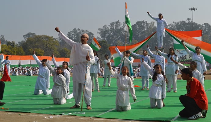 गणतंत्र दिवस के अवसर पर संस्कृतिक कार्यक्रम में प्रथम रही राजकीय स्कूल की टीम को सम्मानित करते गणतंत्र दिवस के अवसर पर संस्कृतिक कार्यक्रम में प्रथम रही राजकीय स्कूल की टीम को सम्मानित करते