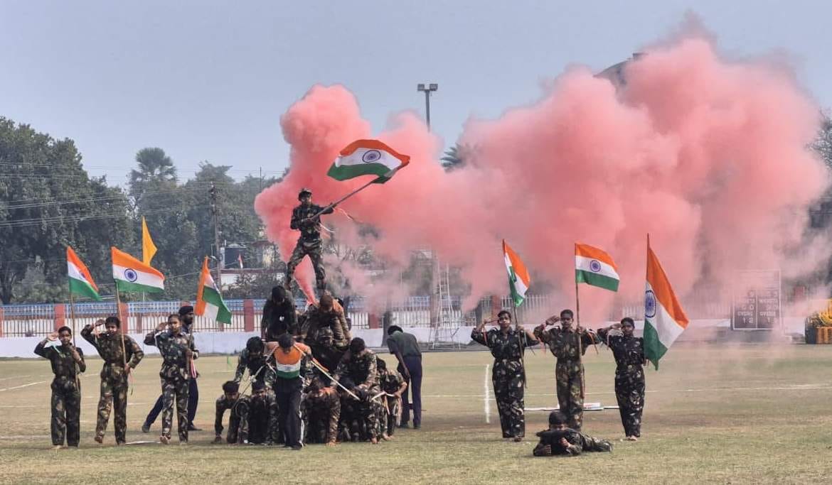गणतंत्र दिवस पर चंदौली स्थित महेंद्र टेक्निकल इंटर कॉलेज खेल मैदान में परेड की सलामी लेते कैब