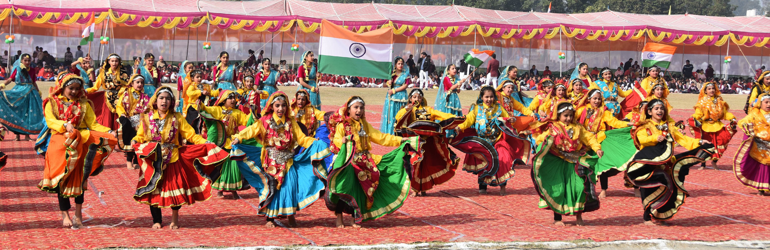 गणतंत्र दिवस पर सांस्कृतिक प्रस्तुति देते बच्चे। गणतंत्र दिवस पर सांस्कृतिक प्रस्तुति देते बच्चे।