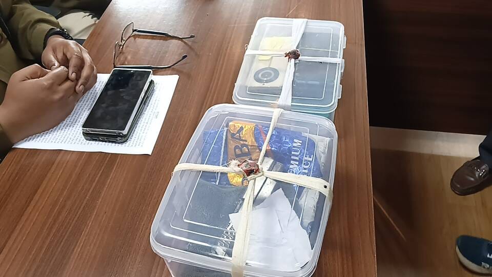 गिरफ्तार अभियुक्त,बरामद हथियार के साथ प्रेस वार्ता करते एसपी मनीष टोप्पो