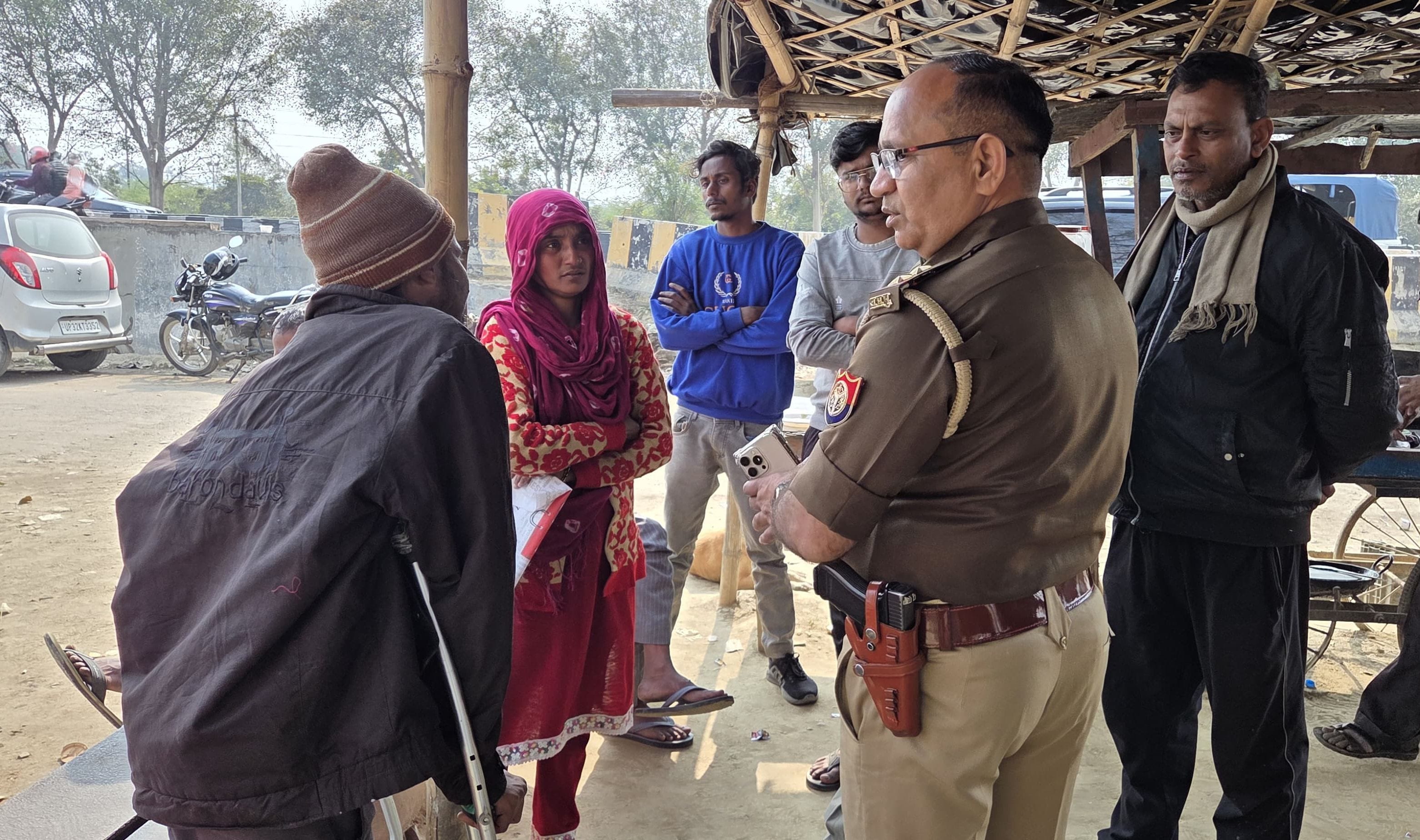 घर के बाहर बैठे शीतल के परिजन व आरोपियों के खिलाफ कार्रवाई की मांग करने पर परिजनों को समझाती प