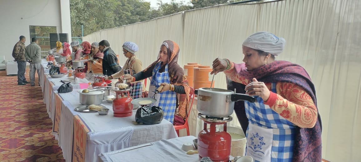जीआईसी खेल मैदान में पाक कला प्रतियोगिता के विजेताओं को पुरस्कृत करतीं बीएसए दिव्या गुप्ता। स्र
