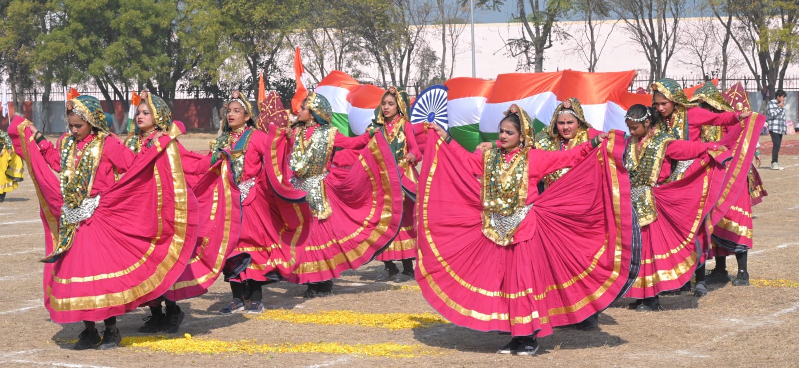 जिला स्तरीय गणतंत्र दिवस समारोह में प्रस्तुति देते प्रतिभागी। संवाद