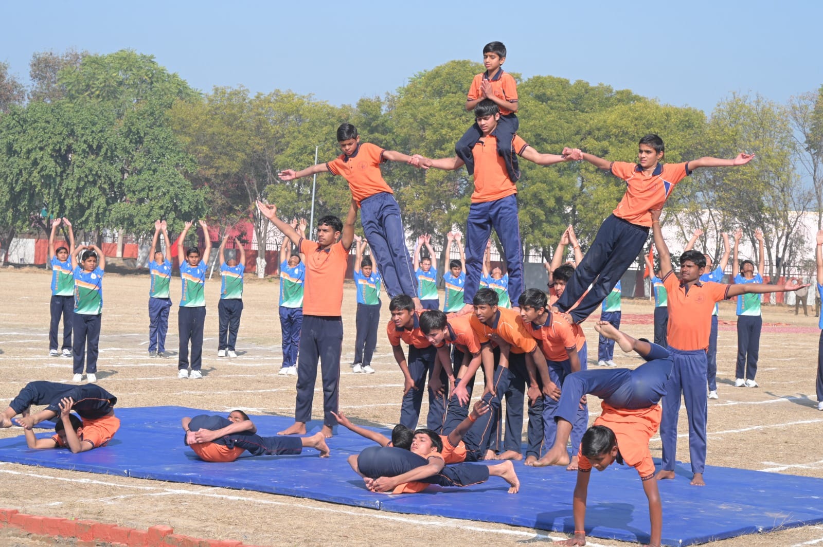 जिला स्तरीय गणतंत्र दिवस समारोह में प्रस्तुति देते प्रतिभागी। संवाद