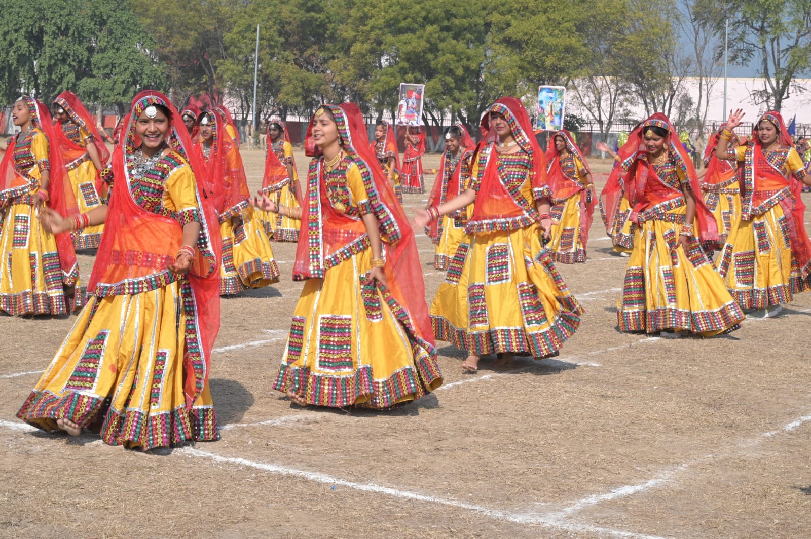 जिला स्तरीय गणतंत्र दिवस समारोह में प्रस्तुति देते प्रतिभागी। संवाद