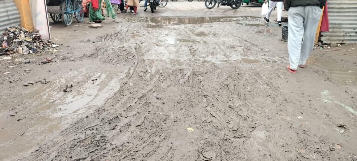 जैथरा में बारिश के कारण दुकानों के जलभराव। संवाद जैथरा में बारिश के कारण दुकानों के जलभराव। संवाद