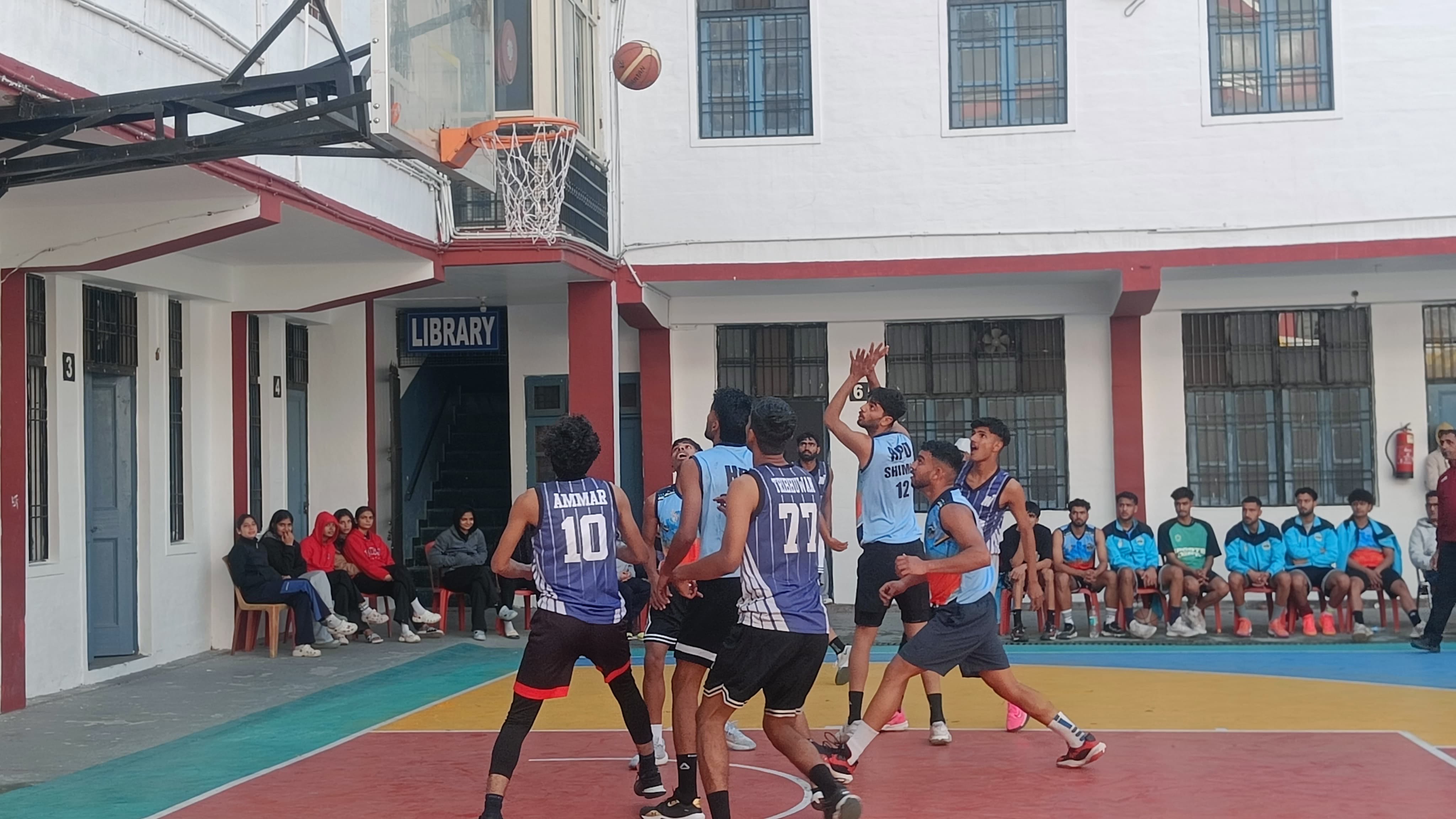 कांगड़ा में इंटर विवि बास्केटबाल प्रतियोगिता में दमखम दिखाते खिलाड़ी। -स्रोत: आयोजक