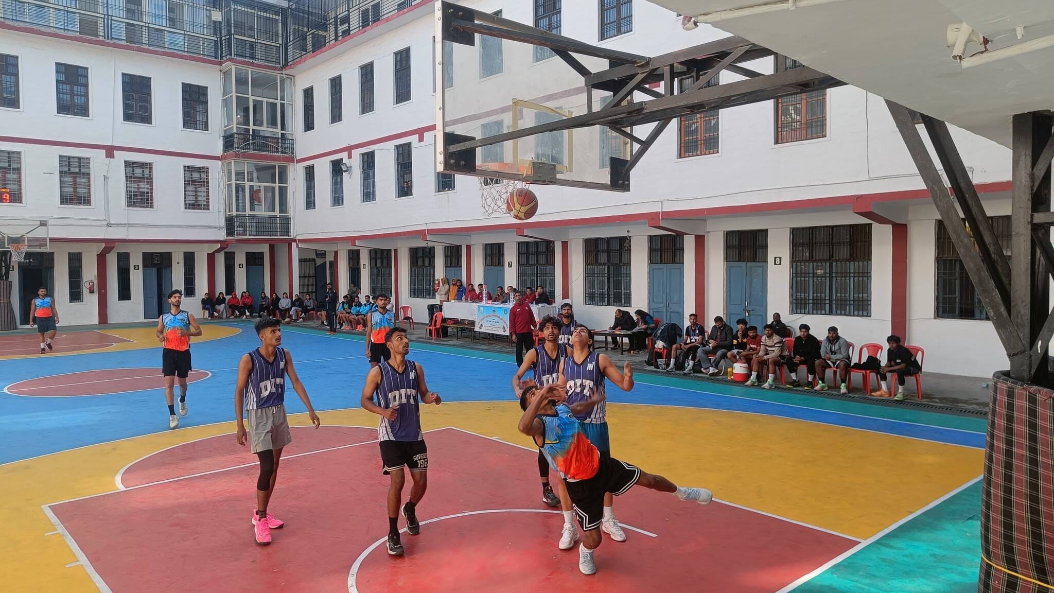 कांगड़ा में इंटर विवि बास्केटबाल प्रतियोगिता में दमखम दिखाते खिलाड़ी। -स्रोत: आयोजक